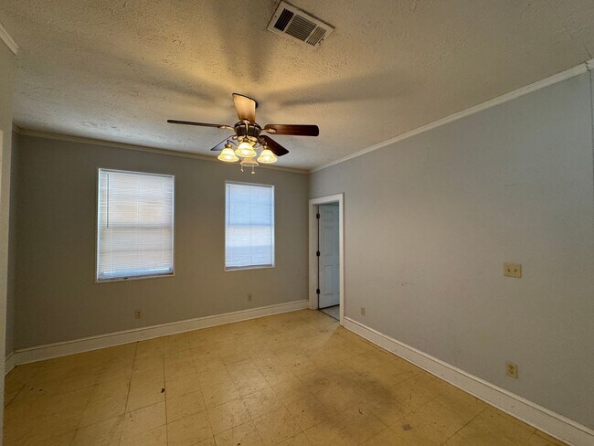 Building Photo - Cute Corner lot... Walks in downtown Bossier City