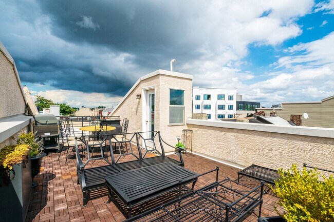 Building Photo - Gorgeous Fairmount One Bedroom Condo