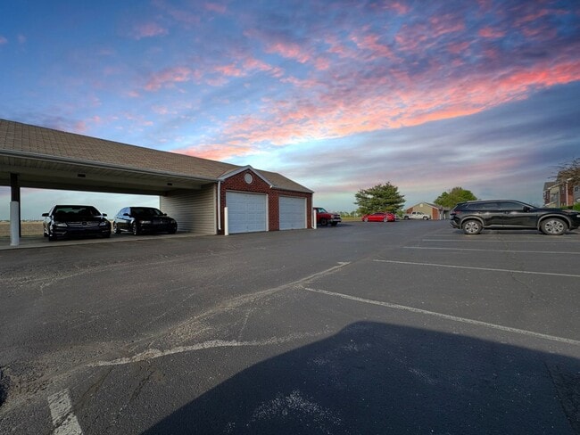 Building Photo - Luxe 1-Bedroom Haven: Serene Lakeside Livi...