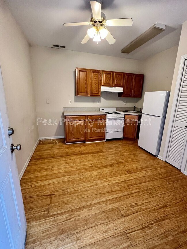 Building Photo - 1110 W Main St