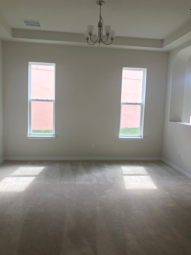 Building Photo - 5 Bedroom 4 Bathroom Family Home at Windst...