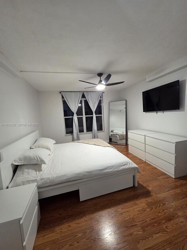 Building Photo - 3750 Inverrary Dr