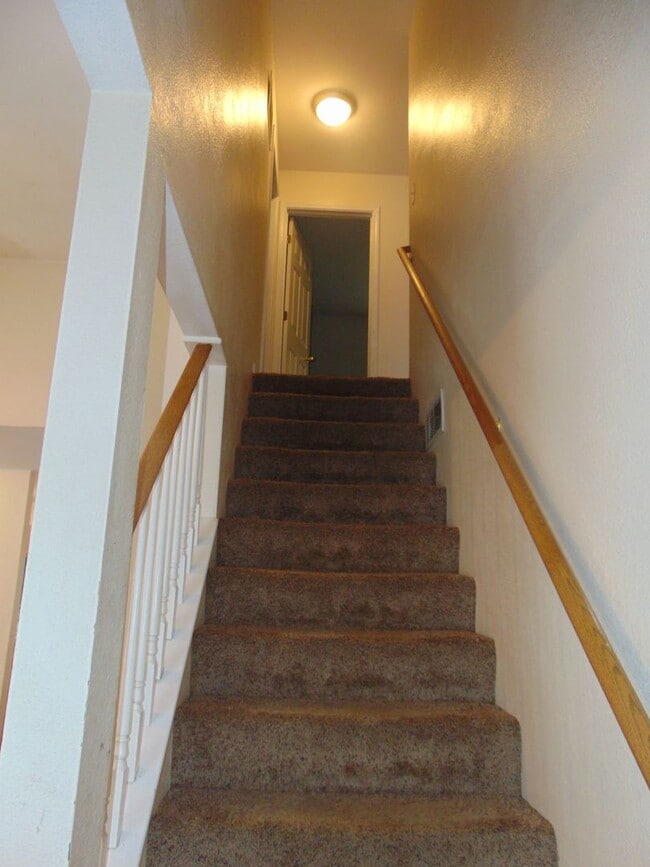 Building Photo - Nice 4 Bed 2 Bath Duplex In Valley Creek!