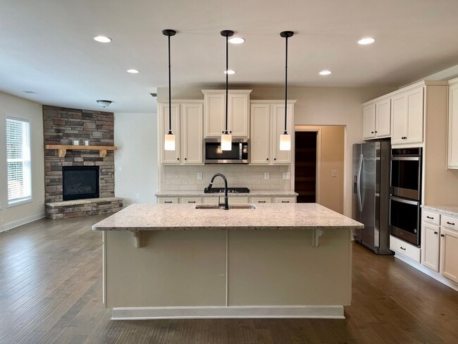 Building Photo - Gorgeous 4 bedroom 3.5 bath home in desira...