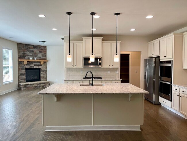 Building Photo - Gorgeous 5 bedroom 3.5 bath home in desira...