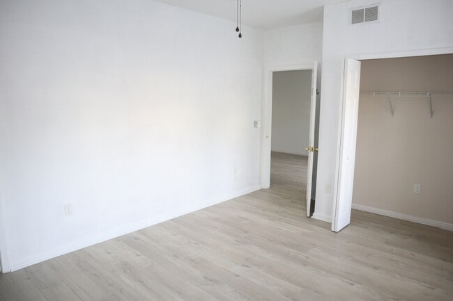 Building Photo - 8226 Green Parrot Rd