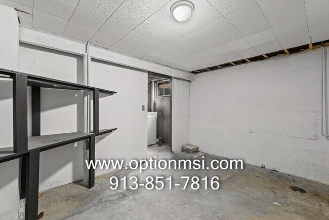 Building Photo - Freshly updated townhome in KCK