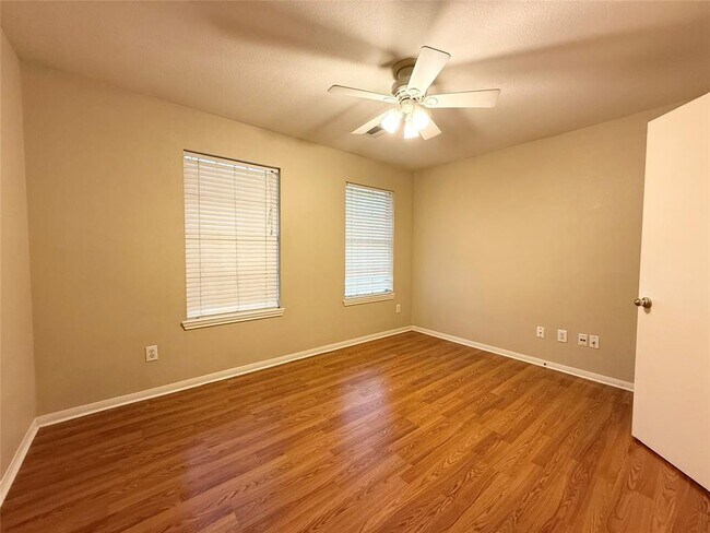 Building Photo - 2011 Lantana Dr
