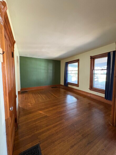 living room - 497 Breckenridge St