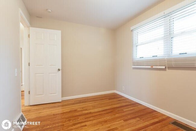 Building Photo - 10401 Trask Dr, Dellwood, MO 63136