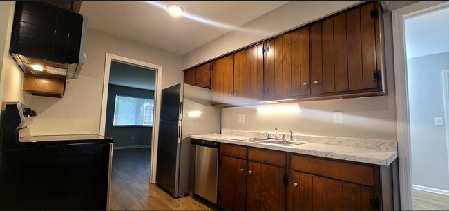 Building Photo - 3006-3008 Creekview Circle