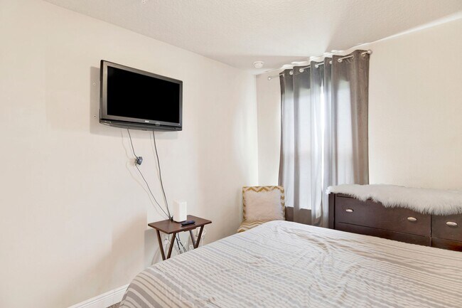 Building Photo - 3 Bedroom Townhouse in Bellview