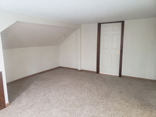 Building Photo - Large Unique House in Milwaukie with Big Fenced Yard