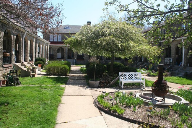 Courtyard - 5552 Beacon St
