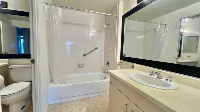 Building Photo - Spacious and convenient  east-facing 1Bd 1...