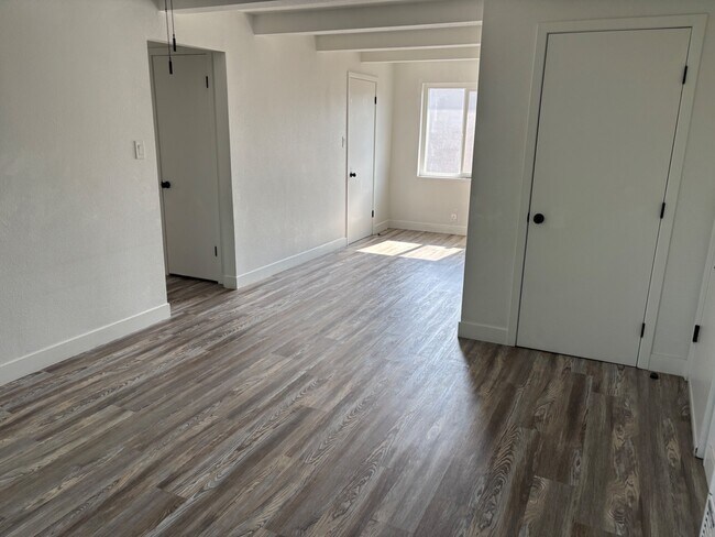 Building Photo - 590 Denslowe Dr