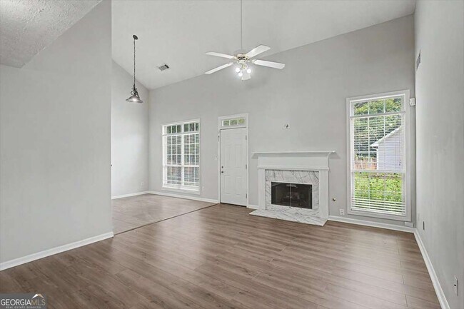 Building Photo - 665 Peachtree Trails Dr