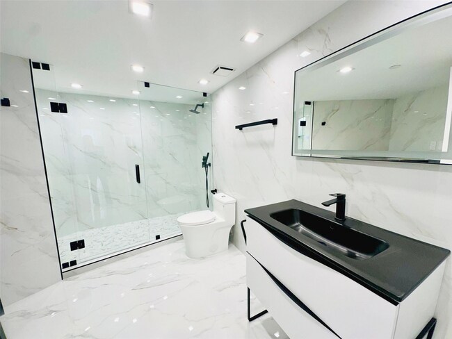 Building Photo - 3500 Mystic Pointe Dr