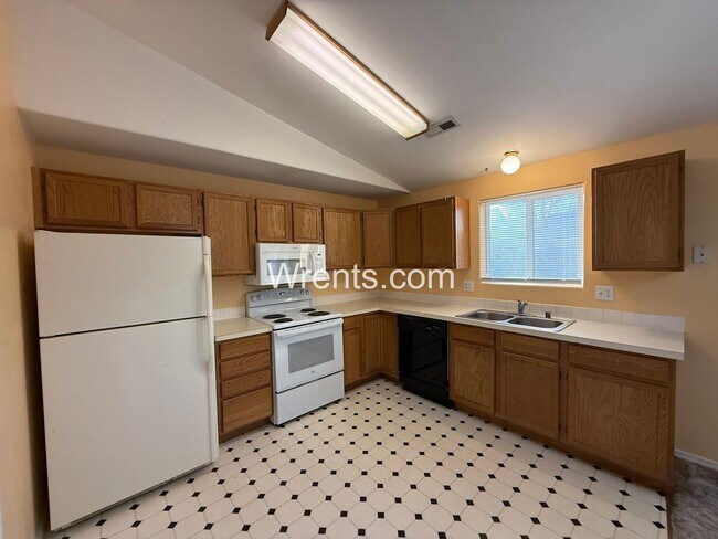 Building Photo - Welcome to this charming 2 bed, 2 bath rancher in Airway Heights!