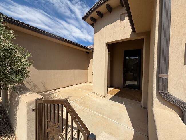 Building Photo - SPACIOUS HOME FOR RENT!