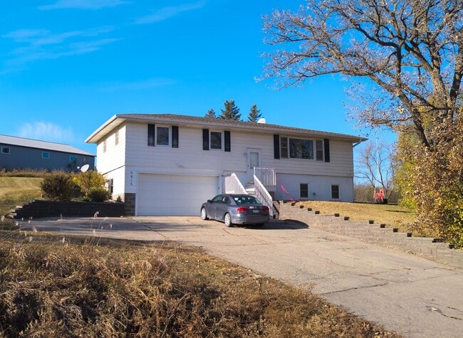 Building Photo - Spacious 3-bed, 2-bath Single Family Home!