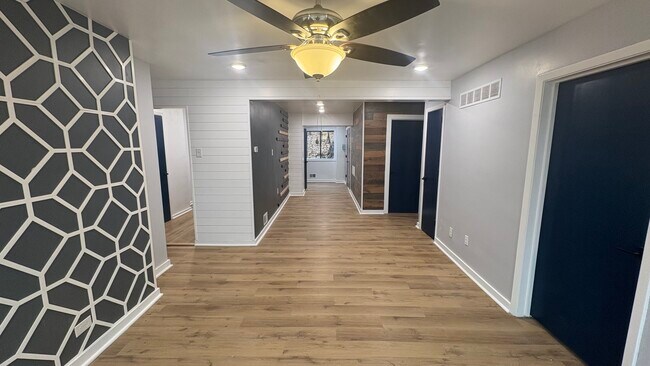 Building Photo - 5618 Phillips Ave