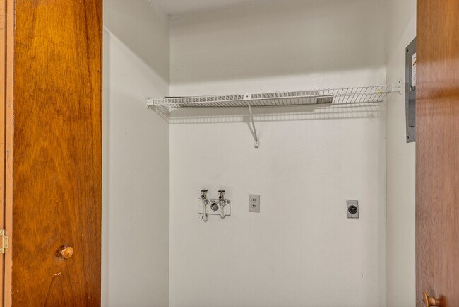 Building Photo - Charming 2-Bedroom Apartment for Rent – Great Location in Ocala! Deposit-Free Move-In Available!