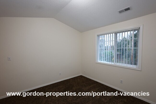 Building Photo - SE 73rd Ave - 3 bedroom townhouse in Mt Scott-Arleta neighborhood
