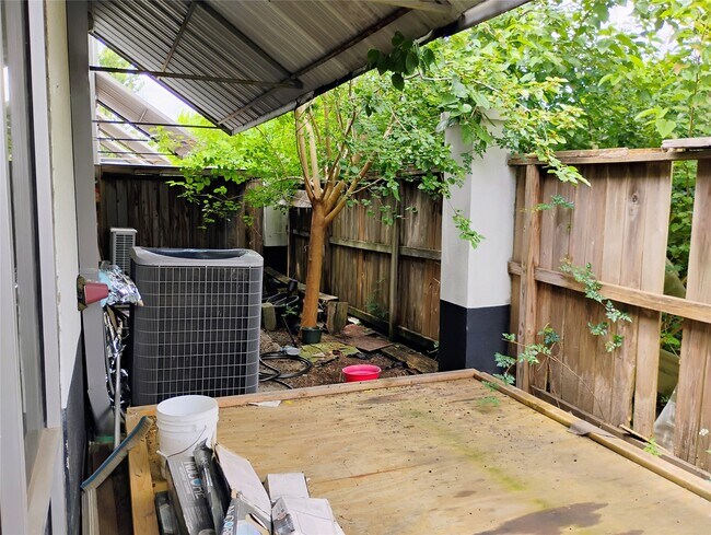 Building Photo - 9788 Clarewood Dr