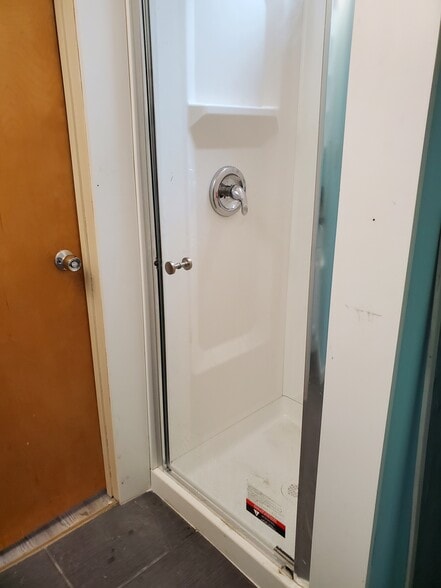 Standup Shower - 216 N 4th Ave