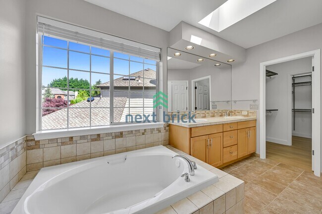 Building Photo - Beautiful Bellevue Single Family Home with 4 Beds + Bonus Room+ Den For Rent