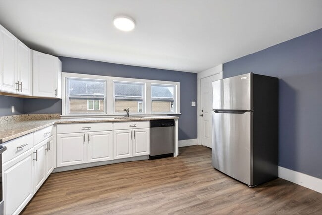 Building Photo - Newly renovated property