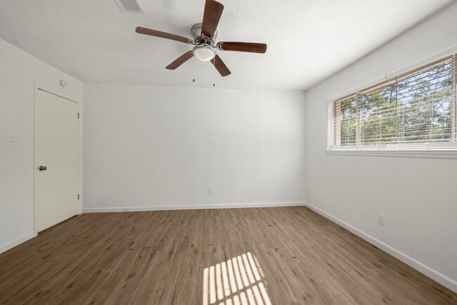 Building Photo - 914 Grand Oaks Dr