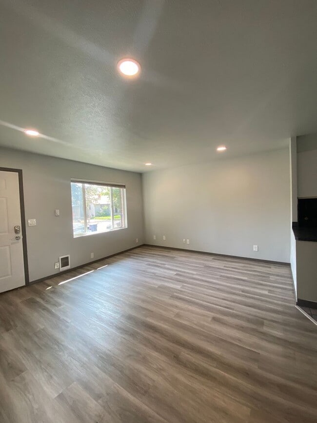 Building Photo - 4 bedrooms, 1.5 baths Millwood-20x30 shop ...