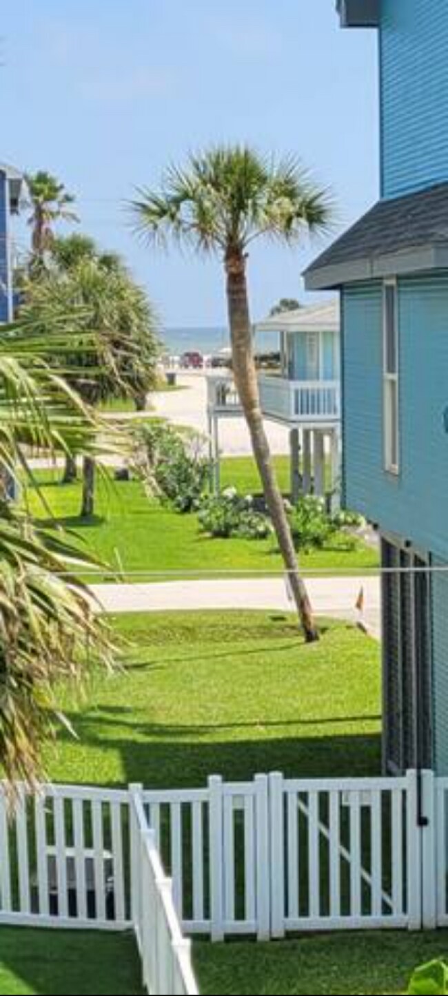 Building Photo - 13711 Pirates Beach Blvd