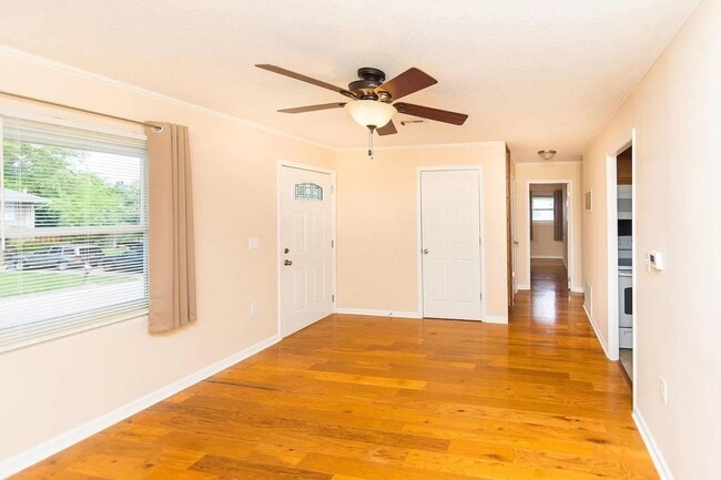 Building Photo - Garage & Yard