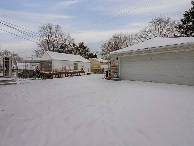 Building Photo - Fully Remodeled 2-Bed Duplex in Dearborn!