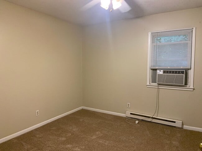 Building Photo - Updated 2 Bedroom, 1 Bath Apartment