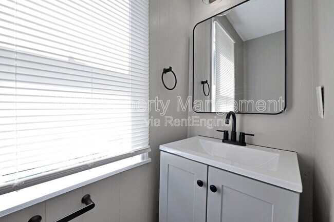 Building Photo - 26 Whitethorne Ave