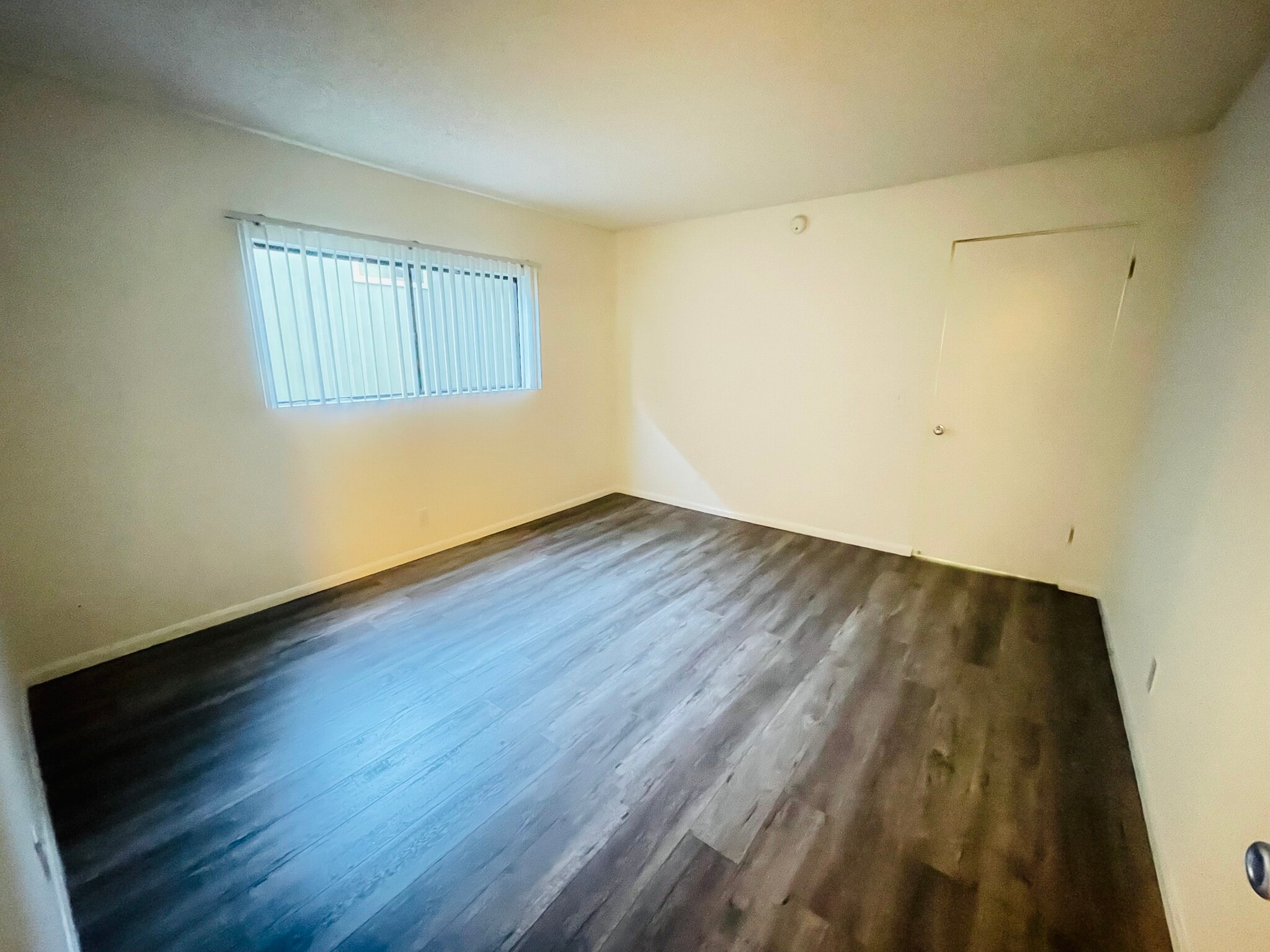 Building Photo - 13956 Vanowen St