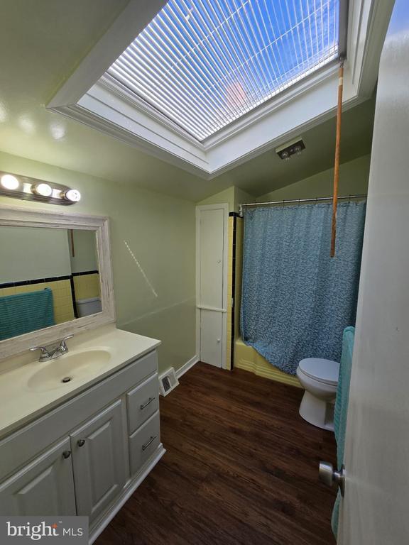 Building Photo - 647 Artwood Dr