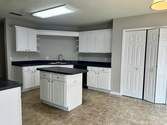 Building Photo - 218 Trish Dr