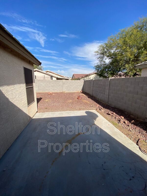 Building Photo - 10834 W Wilshire Dr