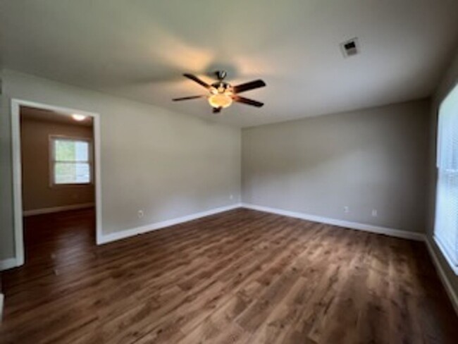 Building Photo - 3 bedroom 1.5 bath brick & vinyl ranch on ...