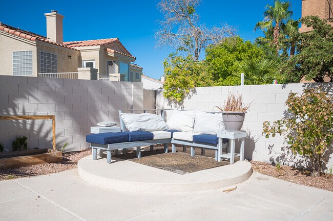 Building Photo - 8420 Bay Crest Dr