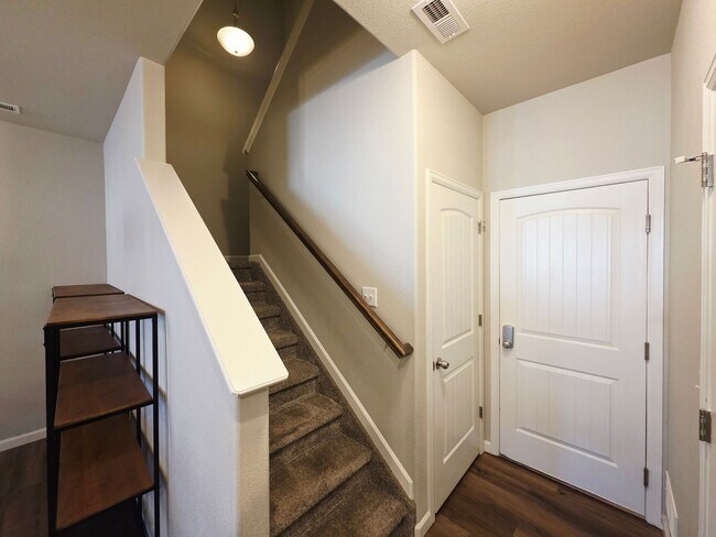 Building Photo - Charming 3 bedroom Townhome