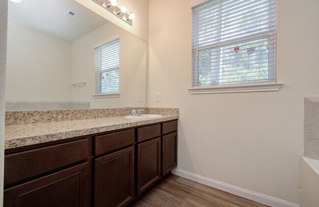 Building Photo - Open Layout & Large Backyard in Houston’s Evergreen Villas – 3 Beds, 2½ Baths