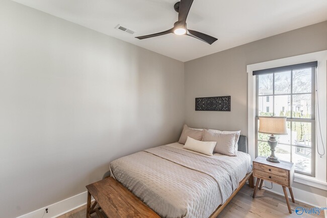 Building Photo - 32 Hillcrest Ave NW