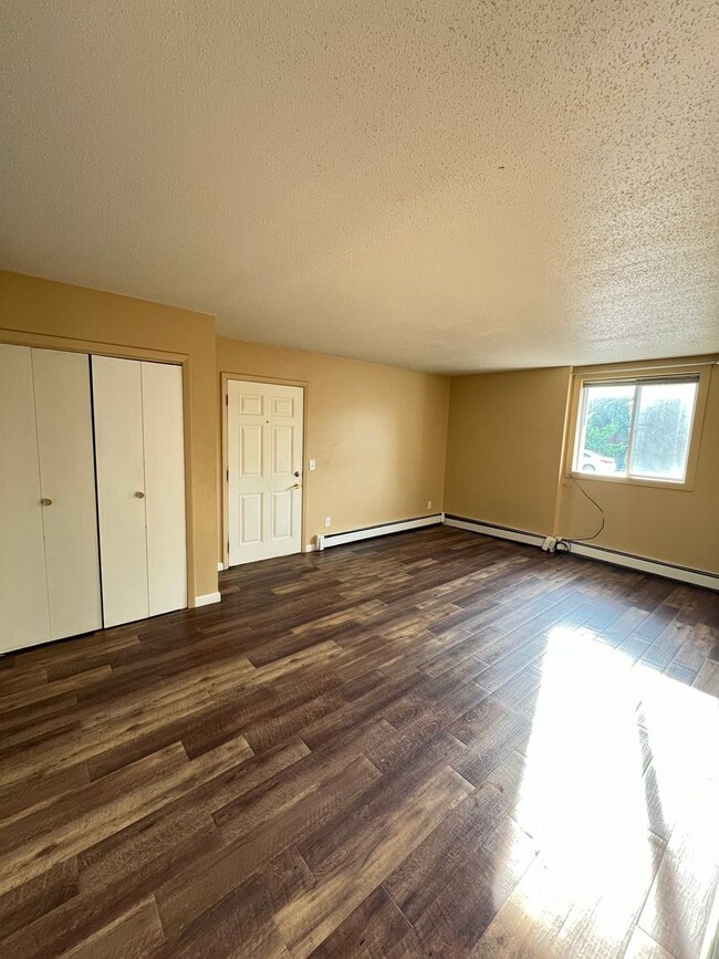 Building Photo - Renovated 2 Bedroom Apartment - AVAILABLE ...
