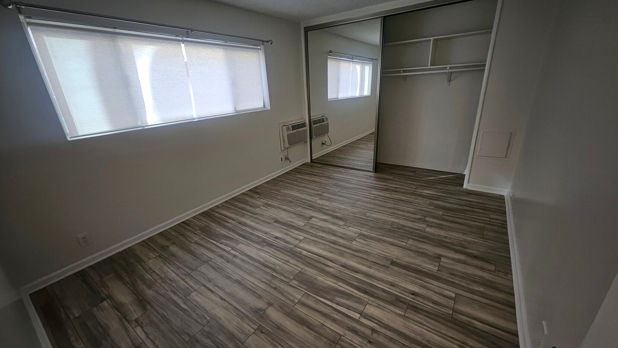 Building Photo - 2130 N Beachwood Dr